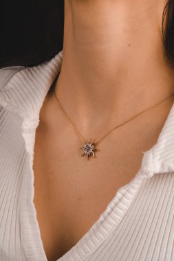 Gümüş, altın, elmas, değerli taşlar gibi şık mücevherler..