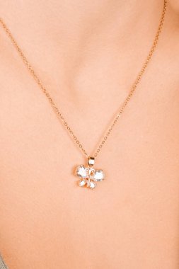 Gümüş, altın, elmas, değerli taşlar gibi şık mücevherler..