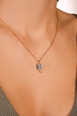 Gümüş, altın, elmas, değerli taşlar gibi şık mücevherler..