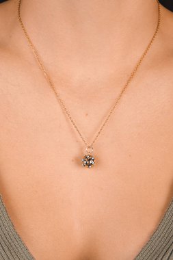 Gümüş, altın, elmas, değerli taşlar gibi şık mücevherler..