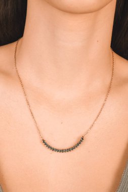 Gümüş, altın, elmas, değerli taşlar gibi şık mücevherler..