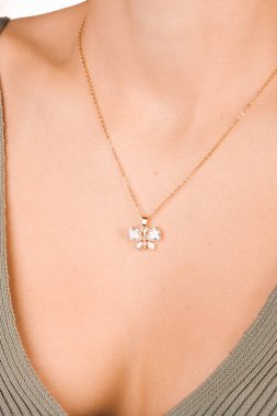 Gümüş, altın, elmas, değerli taşlar gibi şık mücevherler..