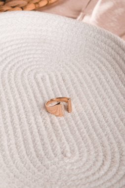 Gümüş, altın, elmas, değerli taşlar gibi şık mücevherler..