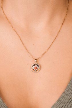 Gümüş, altın, elmas, değerli taşlar gibi şık mücevherler..