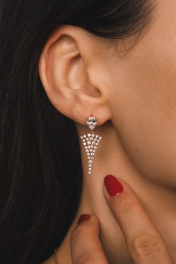 Gümüş, altın, elmas, değerli taşlar gibi şık mücevherler..