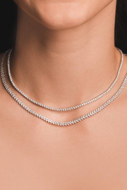 Gümüş, altın, elmas, değerli taşlar gibi şık mücevherler..