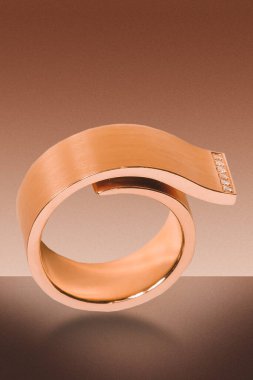 Gümüş, altın, elmas, değerli taşlar gibi şık mücevherler..