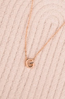 Gümüş, altın, elmas, değerli taşlar gibi şık mücevherler..