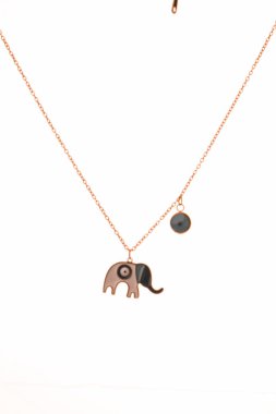 Gümüş, altın, elmas, değerli taşlar gibi şık mücevherler..