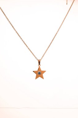 Gümüş, altın, elmas, değerli taşlar gibi şık mücevherler..