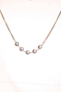 Gümüş, altın, elmas, değerli taşlar gibi şık mücevherler..