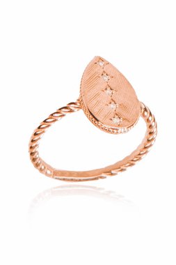 Gümüş, altın, elmas, değerli taşlar gibi şık mücevherler..