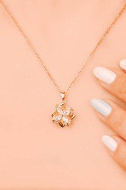 Gümüş, altın, elmas, değerli taşlar gibi şık mücevherler..