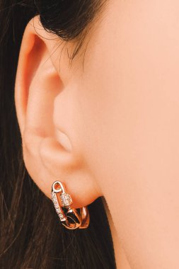 Gümüş, altın, elmas, değerli taşlar gibi şık mücevherler..