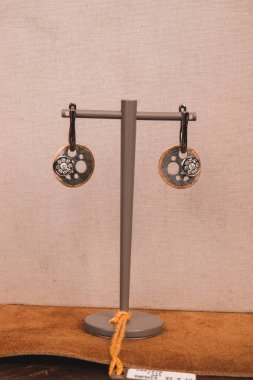 Gümüş, altın, elmas, değerli taşlar gibi şık mücevherler..