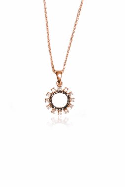 Gümüş, altın, elmas, değerli taşlar gibi şık mücevherler..