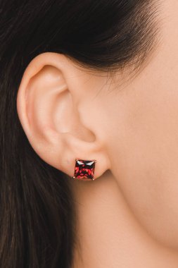 Gümüş, altın, elmas, değerli taşlar gibi şık mücevherler..