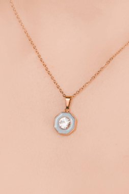 Gümüş, altın, elmas, değerli taşlar gibi şık mücevherler..