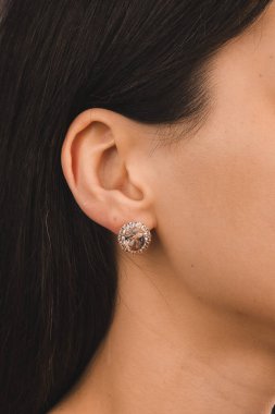 Gümüş, altın, elmas, değerli taşlar gibi şık mücevherler..