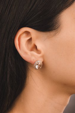 Gümüş, altın, elmas, değerli taşlar gibi şık mücevherler..