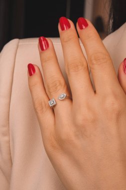 Gümüş, altın, elmas, değerli taşlar gibi şık mücevherler..