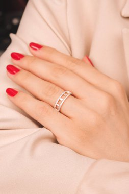 Gümüş, altın, elmas, değerli taşlar gibi şık mücevherler..