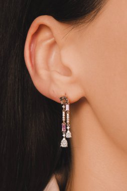 Gümüş, altın, elmas, değerli taşlar gibi şık mücevherler..