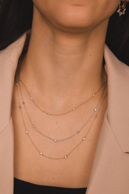 Gümüş, altın, elmas, değerli taşlar gibi şık mücevherler..