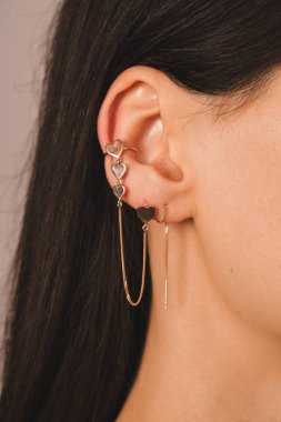 Gümüş, altın, elmas, değerli taşlar gibi şık mücevherler..