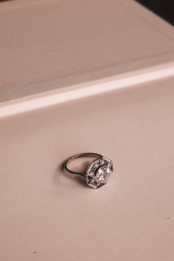 Gümüş, altın, elmas, değerli taşlar gibi şık mücevherler..