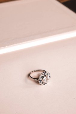 Gümüş, altın, elmas, değerli taşlar gibi şık mücevherler..