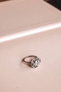 Gümüş, altın, elmas, değerli taşlar gibi şık mücevherler..