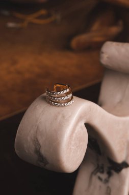 Gümüş, altın, elmas, değerli taşlar gibi şık mücevherler..