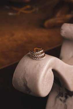 Gümüş, altın, elmas, değerli taşlar gibi şık mücevherler..