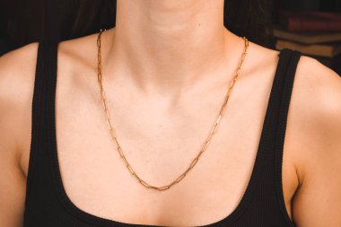 Gümüş, altın, elmas, değerli taşlar gibi şık mücevherler..