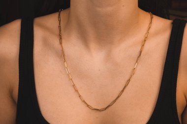 Gümüş, altın, elmas, değerli taşlar gibi şık mücevherler..