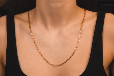 Gümüş, altın, elmas, değerli taşlar gibi şık mücevherler..