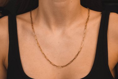 Gümüş, altın, elmas, değerli taşlar gibi şık mücevherler..