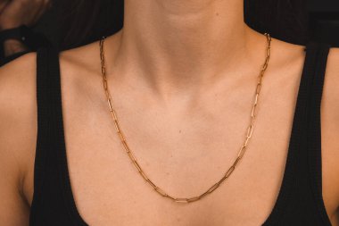 Gümüş, altın, elmas, değerli taşlar gibi şık mücevherler..