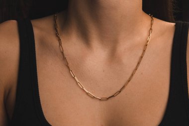 Gümüş, altın, elmas, değerli taşlar gibi şık mücevherler..