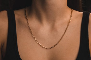 Gümüş, altın, elmas, değerli taşlar gibi şık mücevherler..