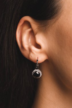 Gümüş, altın, elmas, değerli taşlar gibi şık mücevherler..