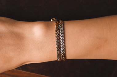 Gümüş, altın, elmas, değerli taşlar gibi şık mücevherler..