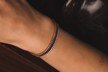 Gümüş, altın, elmas, değerli taşlar gibi şık mücevherler..