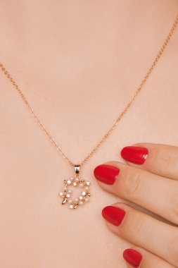 Gümüş, altın, elmas, değerli taşlar gibi şık mücevherler..