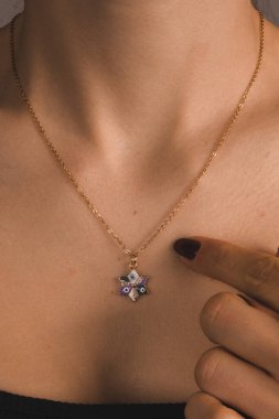 Gümüş, altın, elmas, değerli taşlar gibi şık mücevherler..