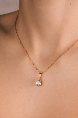 Gümüş, altın, elmas, değerli taşlar gibi şık mücevherler..