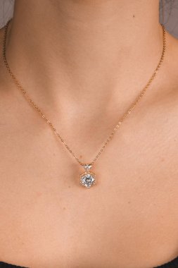 Gümüş, altın, elmas, değerli taşlar gibi şık mücevherler..