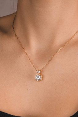 Gümüş, altın, elmas, değerli taşlar gibi şık mücevherler..