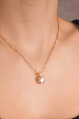 Gümüş, altın, elmas, değerli taşlar gibi şık mücevherler..